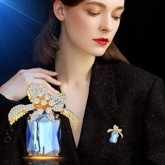 VQ Flower  Brooch - Picture 3 of 8